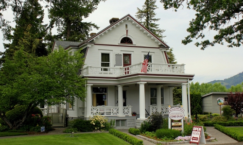 Gorge White House in Hood River Oregon