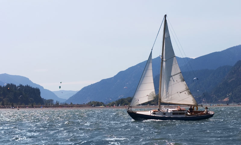 Sailing along the Columbia River